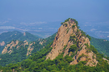 千山小黄山景区玉柱峰与群山