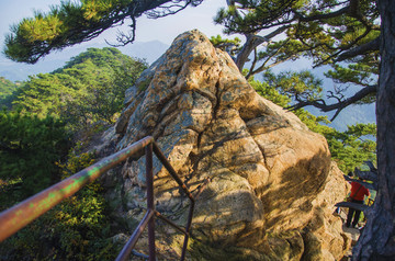 千山小黄山景区苍龙首山峰