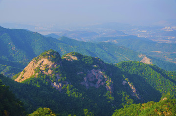 千山小黄景区馒头形状的山与群山