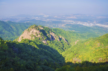 千山小黄景区馒头形状的山与群山