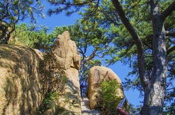 千山小黄山玉霞关关口与奇石山峰