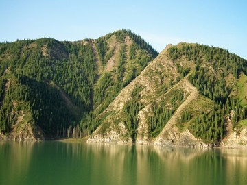 尼勒克仙女湖湖中