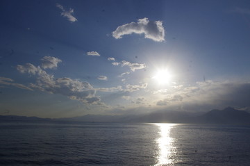 赛里木湖太阳刚出