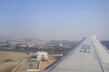 飞临韩国在首尔机场降落