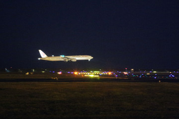 浦東機場夜晚飛機降落