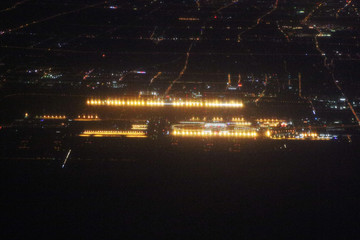 俯瞰上海浦東機場夜景全景
