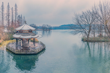 杭州西湖雪景黛色参天