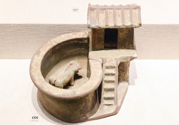 汉代绿釉带厕陶猪圈