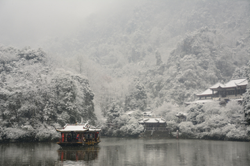 湖泊雪景