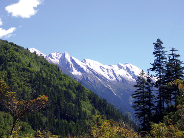 青山与雪山