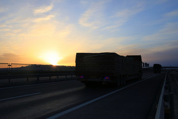 卡车运输繁忙迎朝阳