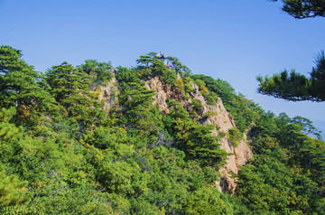 千山五佛顶景区灵芝亭与山峰蓝天