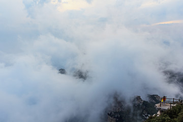 云雾缭绕白石山