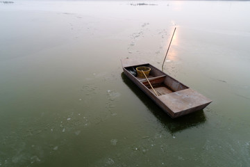 冰面小船