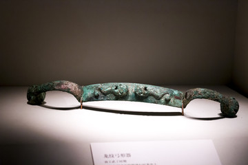商王武丁时期的龙纹弓形器