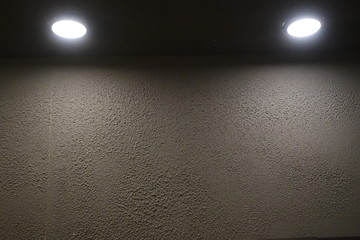 射灯照射的粗糙墙面背景设计素材