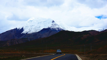 西藏乃钦康桑卡若拉冰川