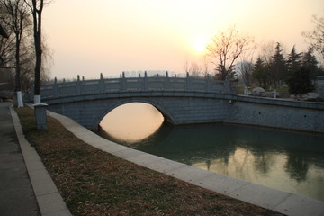 黄昏下的拱桥