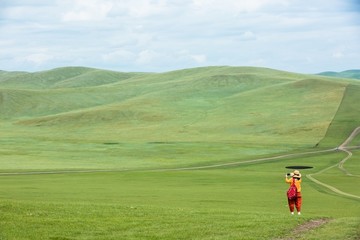 夏季草原旅游女人