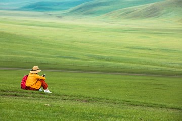 坐在草原上的中年女性