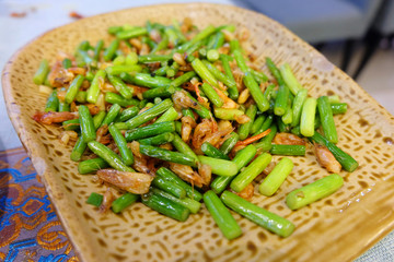 蒜苔炒河虾