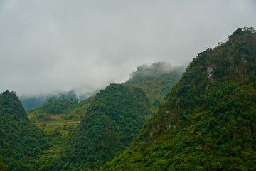 青山雾绕