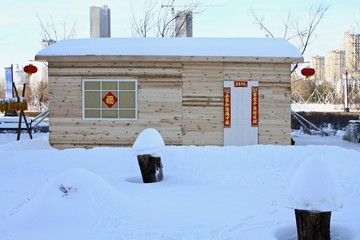 木屋白雪红灯笼