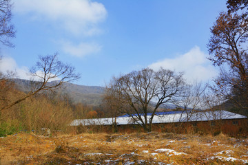 唯美天空与山林小屋