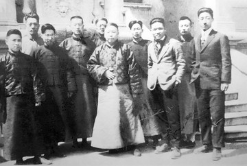 1920年中国公学校长学生合影