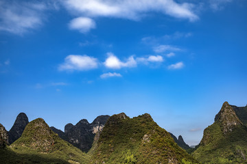 蓝天下的山峰