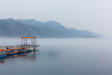 雾中的鸭绿江面和游艇游船05