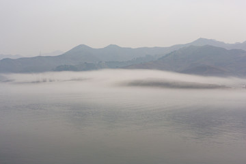 雾中的鸭绿江面和游艇游船06