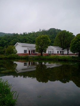 湖边房屋