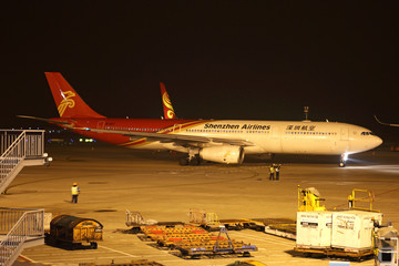 深圳航空A330飞机夜景