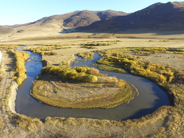 内蒙古草原弯曲河流