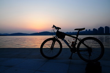湖边的自行车