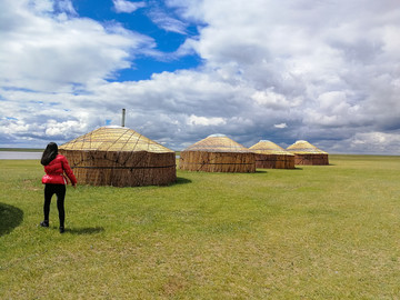 春季草原蒙古包红衣女人