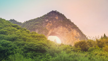 桂林阳朔月亮山