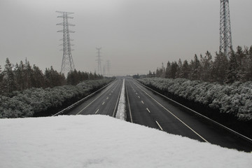 高速风雪天