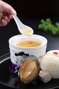 鮮猴頭菇燉鮑魚