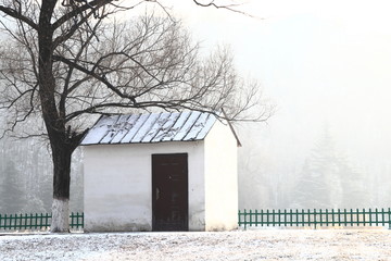 雪地中的白房子