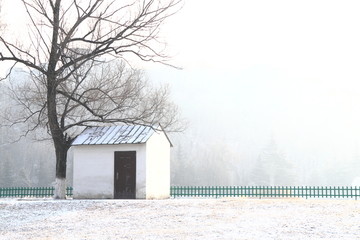 雪地中的白房子