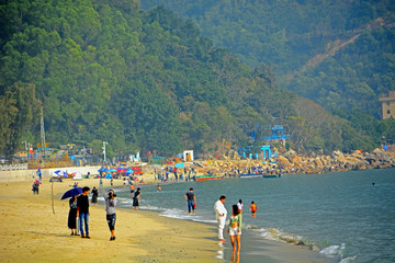 海边游人风景