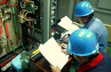 工人检修电子设备