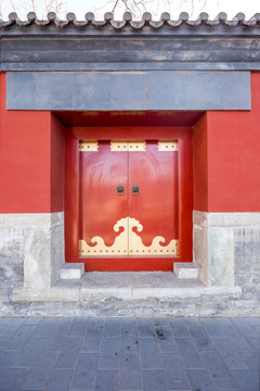 红色古建筑大门