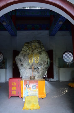 千山灵岩寺释迦牟尼佛足印灵验石