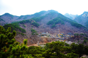 千山灵岩寺建筑群远景与群山