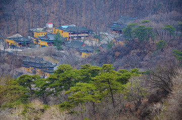 千山灵岩寺建筑群全景远景与山谷