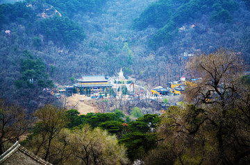 千山灵岩寺建筑群远景与山谷