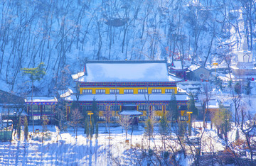 千山灵岩寺居士林建筑雪景俯视图